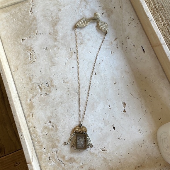 Vintage necklace with “K” petite doilies in box frame. 20” crochet clasp. - Picture 4 of 6